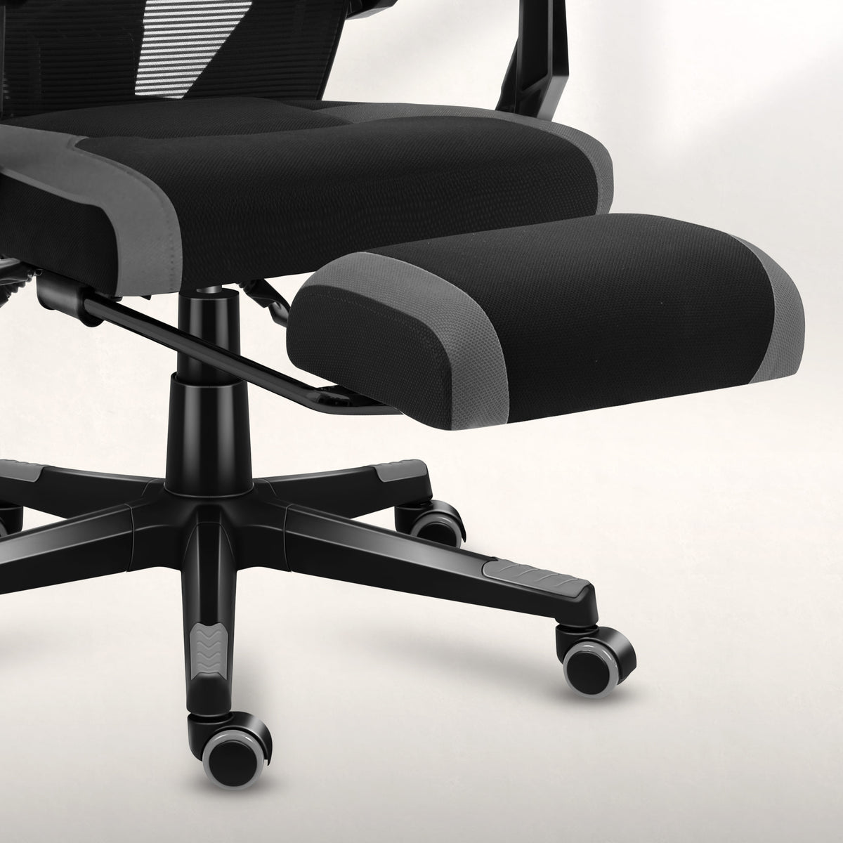 TitanPad – retractable footrest